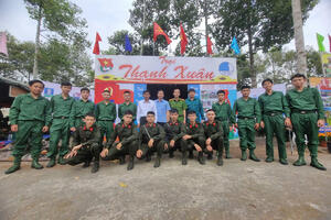 THANH NIÊN THẠNH XUÂN HĂNG HÁI LÊN ĐƯỜNG NHẬP NGŨ