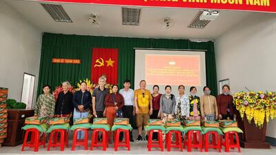 Chương trình tặng quà cho hộ nghèo, cận nghèo, hộ có hoàn cảnh khó khăn trên địa bàn xã do ông Trương Anh Hiền ấp Xẻo Cao hỗ trợ