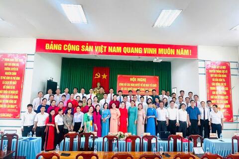 XÃ THẠNH XUÂN TỔ CHỨC HỘI NGHỊ  CÔNG BỐ CÁC NGHỊ QUYẾT VỀ BỘ MÁY TỔ CHỨC  VÀ CÁC QUYẾT ĐỊNH VỀ CÔNG TÁC CÁN BỘ.